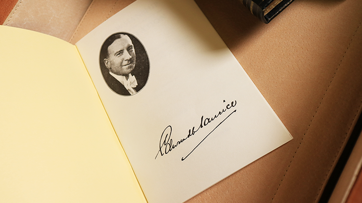 Mise en scène et présentation par Edward Maurice, en vente