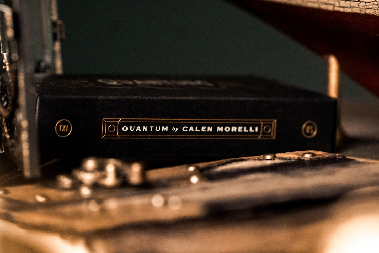 Quantique par Calen Morelli, Théorie 11