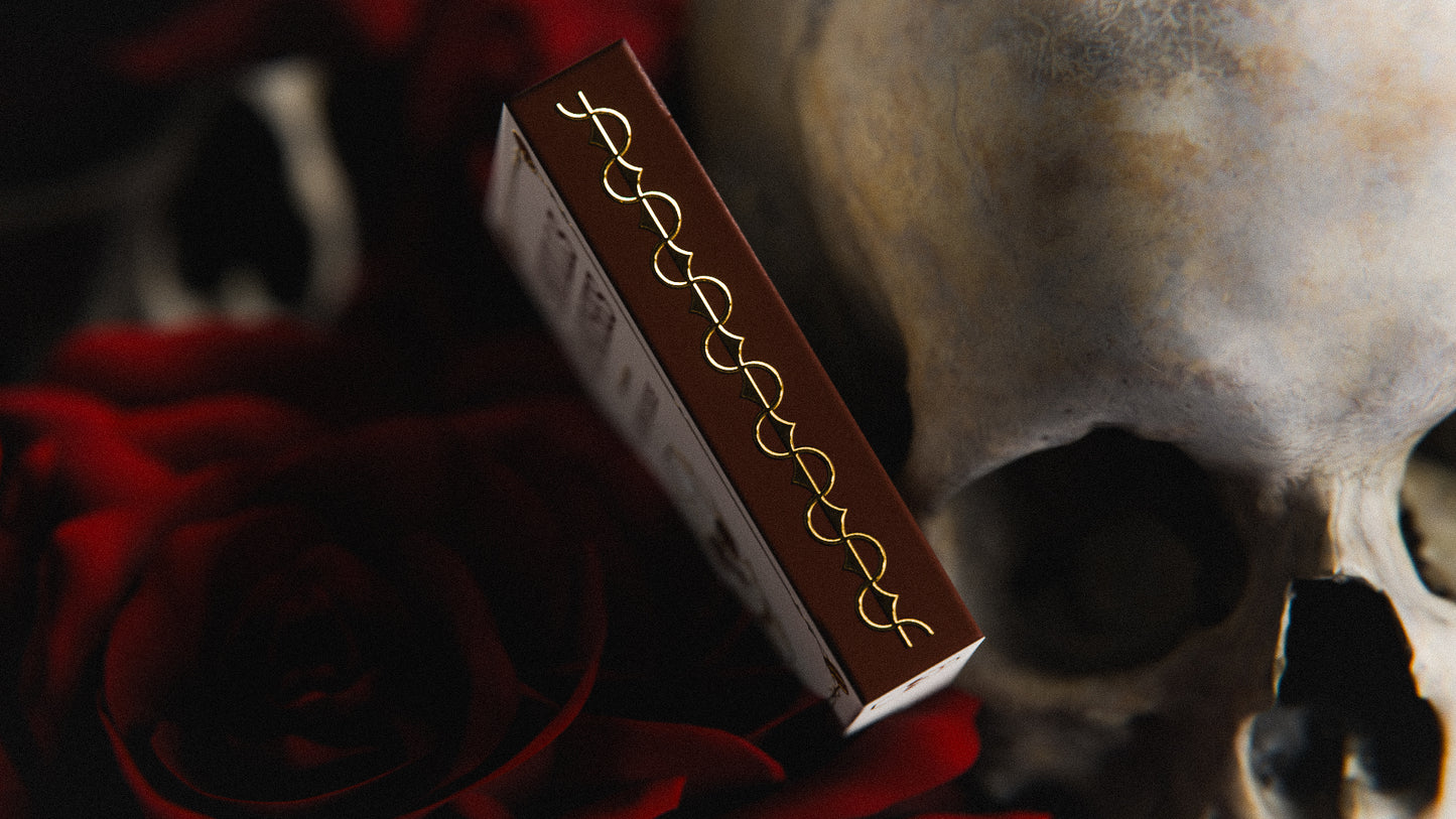 EXCLUSIVITÉ ! Jeu de cartes Skulls and Roses, édition limitée dorée à 100 exemplaires.