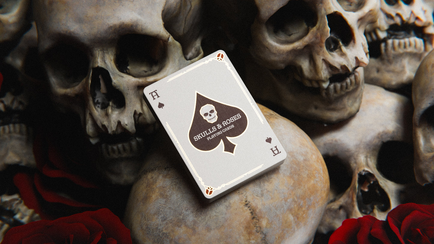 EXCLUSIVITÉ ! Jeu de cartes Skulls and Roses, édition limitée dorée à 100 exemplaires.