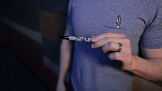 Tenue vestimentaire par Roddy McGhie et Danny Weiser*