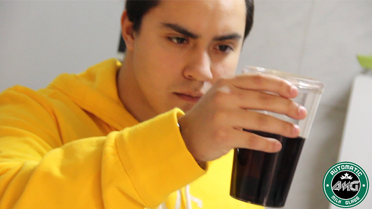 Verre à lait automatique par Aprendemagia*