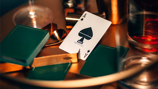 NOC Out : cartes à jouer vertes et dorées
