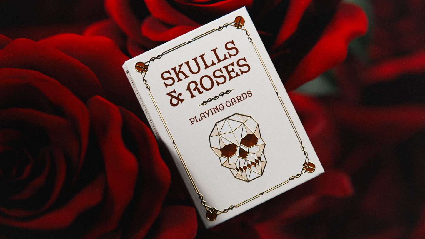 EXCLUSIVITÉ ! Jeu de cartes Skulls and Roses, édition limitée dorée à 100 exemplaires.