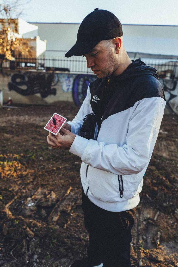 Quantique par Calen Morelli, Théorie 11