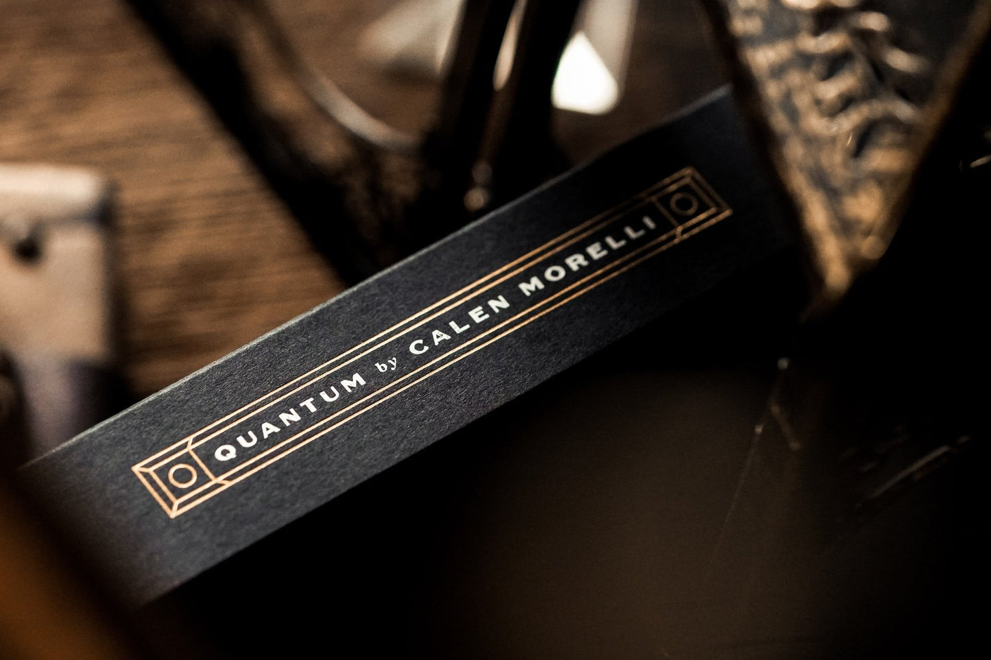 Quantique par Calen Morelli, Théorie 11