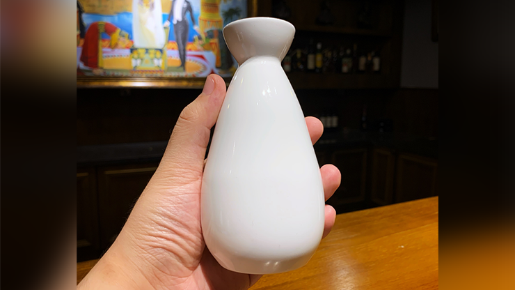 The Chinese Flagon LARGE (Gimmick and Online Instructions) by Bacon Magic - Trick